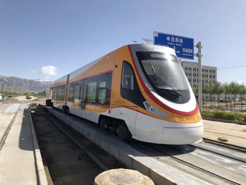 德令哈市的轻轨项目建好却不能用。 德令哈市的轻轨项目建好却不能用。