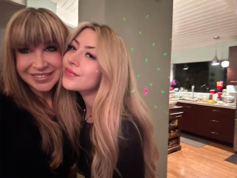 Skylar(右)尽得妈妈罗芙洛优良基因,拥有深邃五官及瓜子面。 Skylar(右)尽得妈妈罗芙洛优良基因,拥有深邃五官及瓜子面。