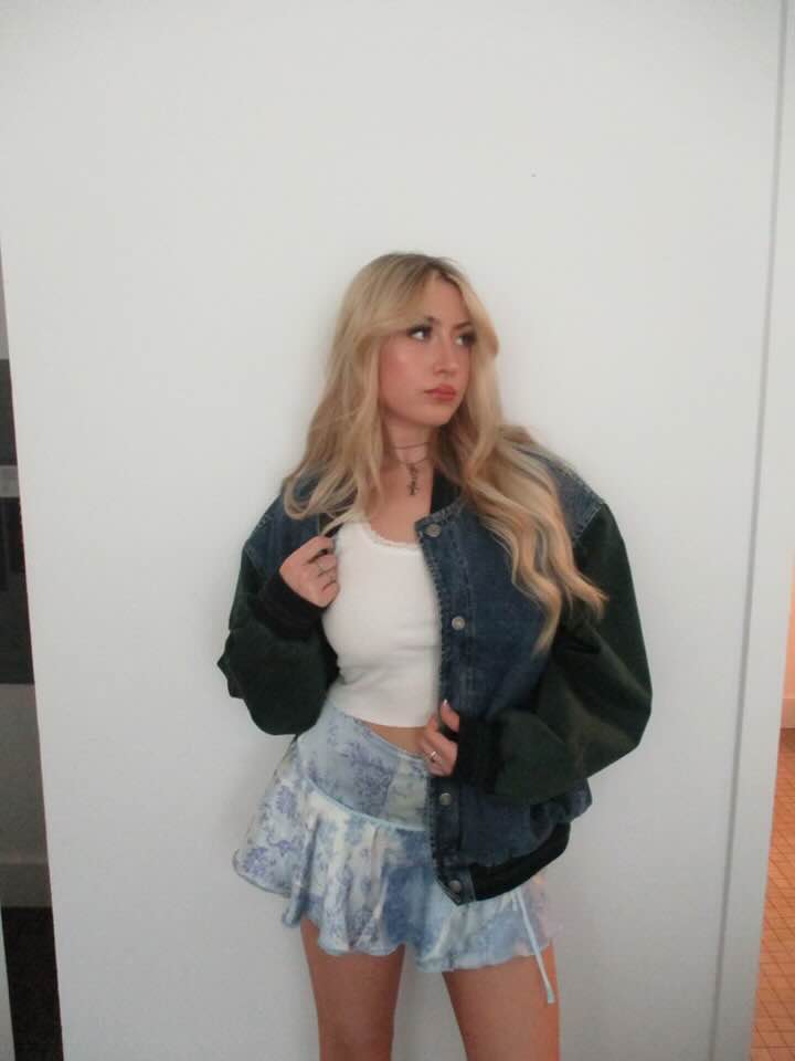 据悉Skylar现继承衣钵,与母亲罗芙洛在加州Studio City共同拥有一间武术工作室,并成为一名武术教练。 据悉Skylar现继承衣钵,与母亲罗芙洛在加州Studio City共同拥有一间武术工作室,并成为一名武术教练。