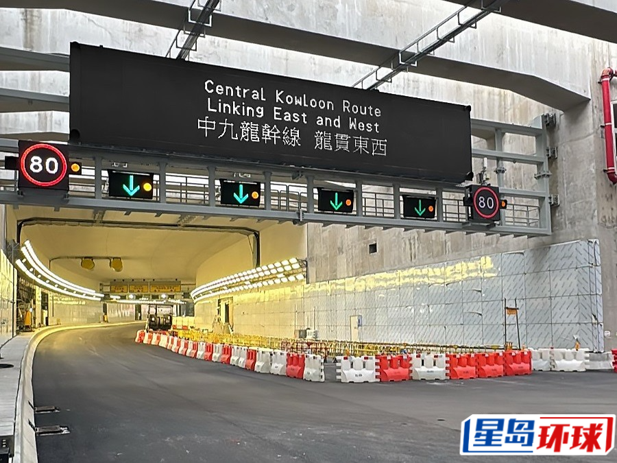 今年年底即将落成的的中九龙绕道,亦会积极探索是否收隧道费。 今年年底即将落成的的中九龙绕道,亦会积极探索是否收隧道费。