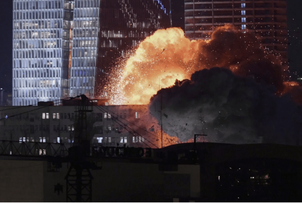 以色列特立维夫有建筑物被导弹击中。美联社 以色列特立维夫有建筑物被导弹击中。美联社