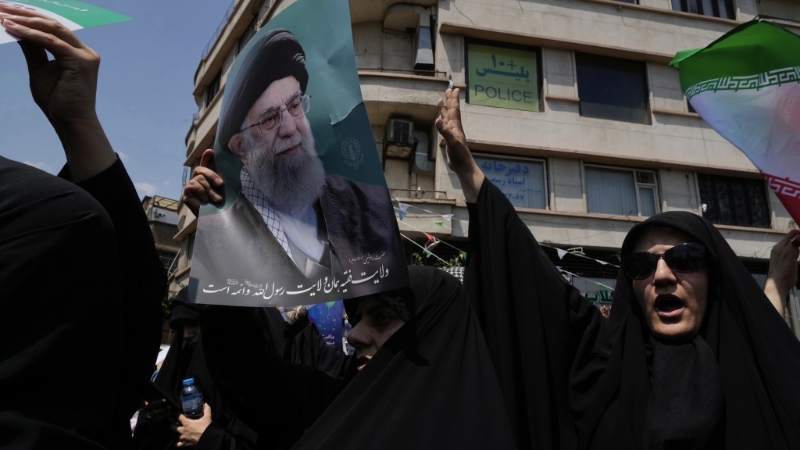 伊朗示威者高举最高领袖哈梅内伊的肖像。 美联社 伊朗示威者高举最高领袖哈梅内伊的肖像。 美联社