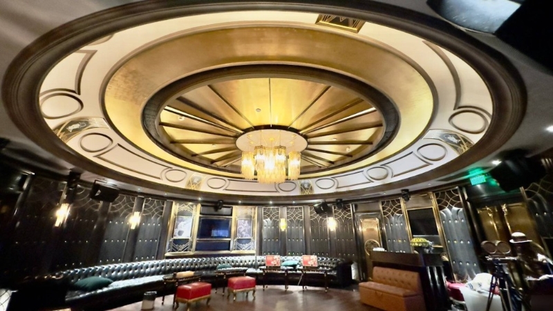 仙乐舞宫新开时,设施较对手百乐门舞厅有过之而无不及。 仙乐舞宫新开时,设施较对手百乐门舞厅有过之而无不及。