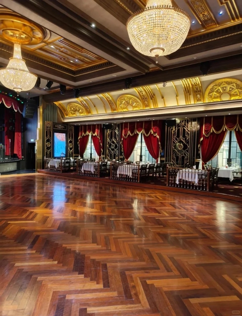 仙乐与百乐门舞厅一样,舞池配置有弹簧地板。 仙乐与百乐门舞厅一样,舞池配置有弹簧地板。