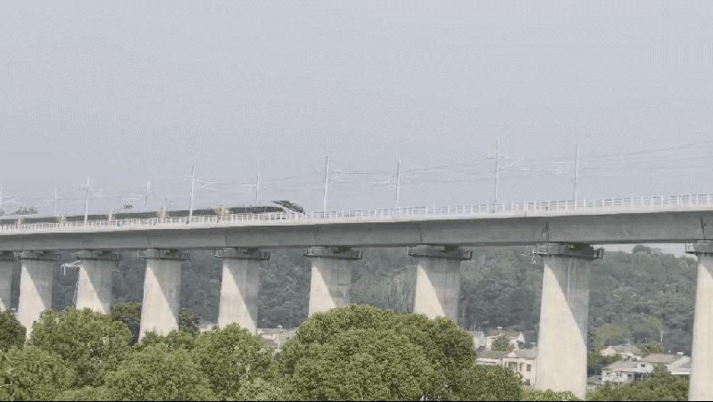 全球最快高铁 CR450 湖北试跑。 全球最快高铁 CR450 湖北试跑。