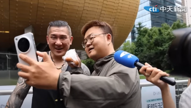 一位上海台湾人现场直播挺馆长。 一位上海台湾人现场直播挺馆长。