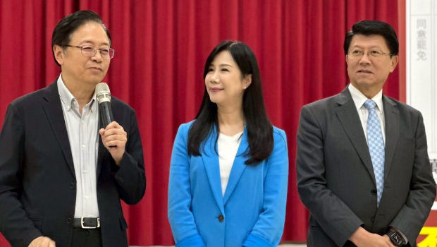 万美玲(中) 万美玲(中)