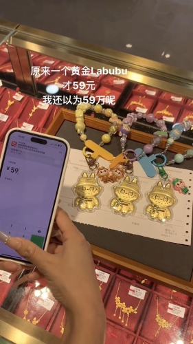 有商家拍片指,黄金版“LABUBU”饰品售59元人民币。抖音@金嘉福珠宝店 有商家拍片指,黄金版“LABUBU”饰品售59元人民币。抖音@金嘉福珠宝店