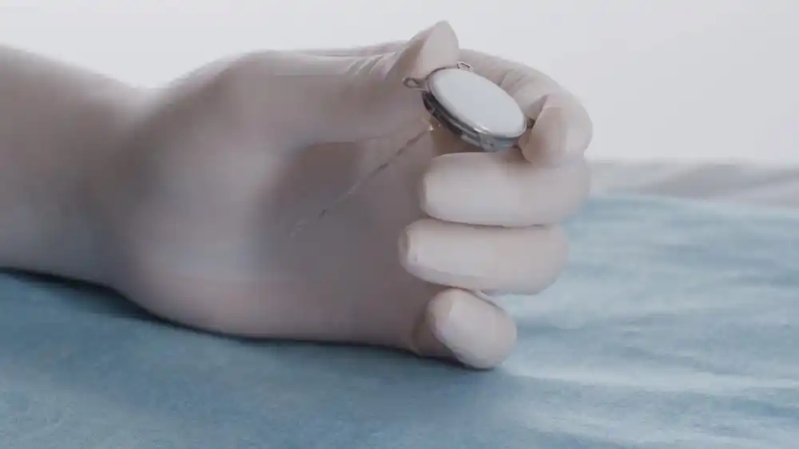 植入体直径26mm、厚度不到6mm,是全球最小尺寸的脑控植入体,仅硬币大小 植入体直径26mm、厚度不到6mm,是全球最小尺寸的脑控植入体,仅硬币大小