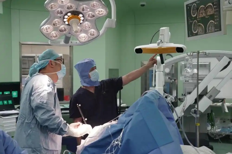 中国首例无线侵入式脑机接口系统前瞻性临床试验手术现场 中国首例无线侵入式脑机接口系统前瞻性临床试验手术现场