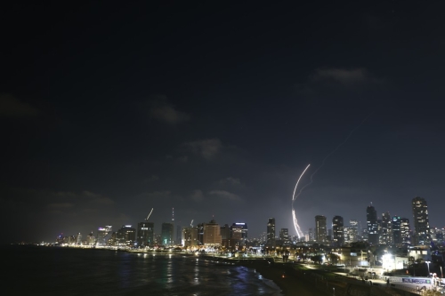 伊朗向以色列发射多枚导弹报复。 伊朗向以色列发射多枚导弹报复。