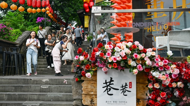 游客在重庆景点旅游。 新华社 游客在重庆景点旅游。 新华社