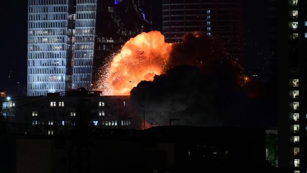 伊朗向特拉维夫发射导弹,有建筑物被击中起火。 伊朗向特拉维夫发射导弹,有建筑物被击中起火。