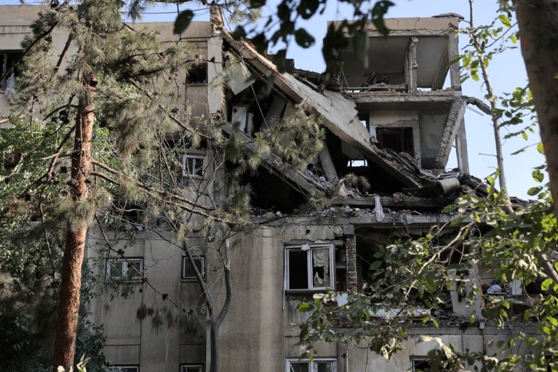 德黑兰遭以军空袭,有建筑物被炸毁。 德黑兰遭以军空袭,有建筑物被炸毁。