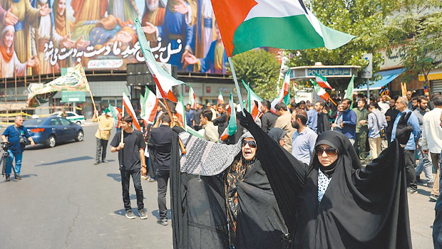 以色列袭击伊朗后,伊朗民众13日在德黑兰参加反以色列抗议活动。 以色列袭击伊朗后,伊朗民众13日在德黑兰参加反以色列抗议活动。