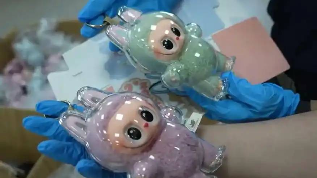 上海海关查获的冒牌Labubu。 海关发布公众号 上海海关查获的冒牌Labubu。 海关发布公众号