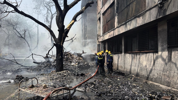 印度航空787客机堕毁,消防员到场灌救。 美联社 印度航空787客机堕毁,消防员到场灌救。 美联社