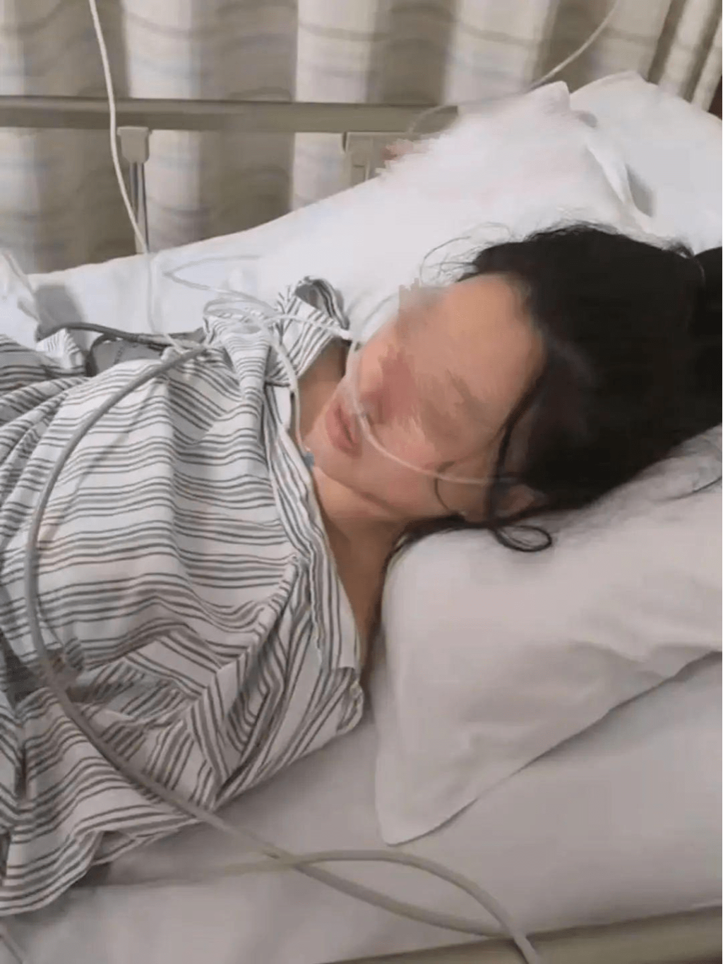 女事主遭挟持被捅数刀。 女事主遭挟持被捅数刀。