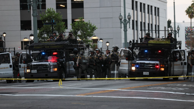 洛杉矶执法人员在联邦大楼外站岗,防止示威者靠近。 洛杉矶执法人员在联邦大楼外站岗,防止示威者靠近。