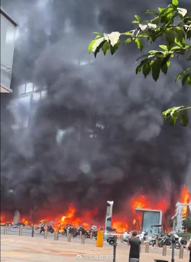 重庆闹市发生火警,有人造谣是报复社会事件。 重庆闹市发生火警,有人造谣是报复社会事件。