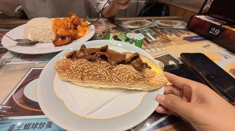 花费125港元品尝京都猪扒饭与沙嗲牛包。 花费125港元品尝京都猪扒饭与沙嗲牛包。