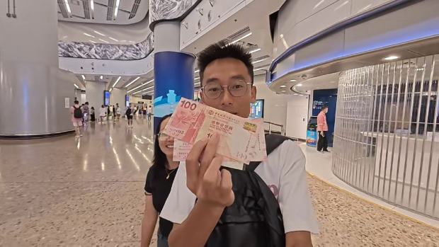 网红“罗较瘦”跟太太是来自云南边境山村的小夫妻,两人近日到香港旅游。 网红“罗较瘦”跟太太是来自云南边境山村的小夫妻,两人近日到香港旅游。