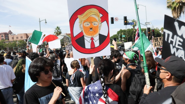 全美多地爆“不要国王”示威。路透社 全美多地爆“不要国王”示威。路透社