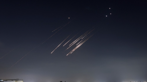 伊朗报复以色列进行空袭。路透社 伊朗报复以色列进行空袭。路透社