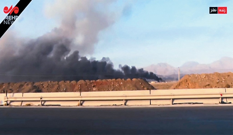 以军空袭后,伊朗中部纳坦兹的核设施发生爆炸冒烟。 以军空袭后,伊朗中部纳坦兹的核设施发生爆炸冒烟。