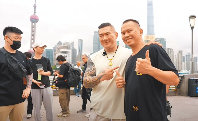 网红“馆长”陈之汉11日逛上海外滩,沿路热情粉丝不断前来合影。(摘自馆长直播《汉我游上海》) 网红“馆长”陈之汉11日逛上海外滩,沿路热情粉丝不断前来合影。(摘自馆长直播《汉我游上海》)