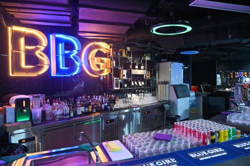 场内设有酒吧。 场内设有酒吧。