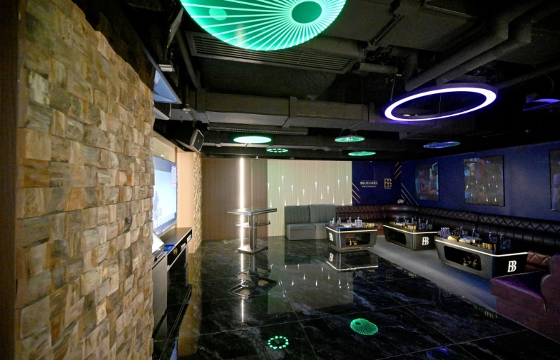 大富豪有49间配备高质素影音设备的独立房间。 大富豪有49间配备高质素影音设备的独立房间。