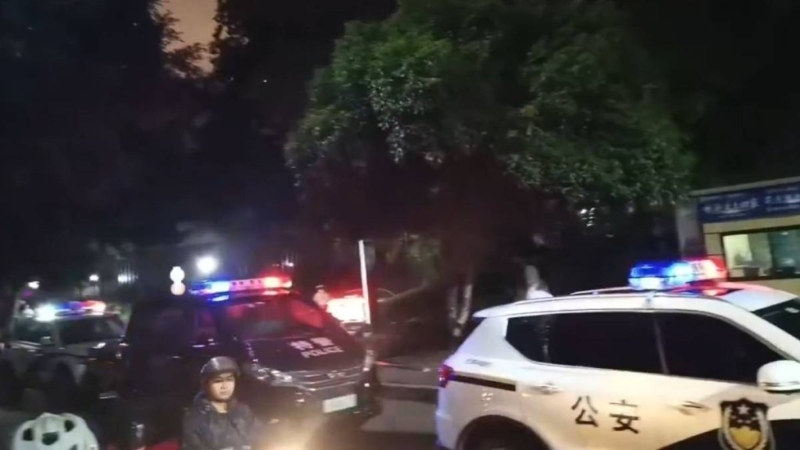 驾车冲撞路人事件发生后,大批警车赶到现场。 微博 驾车冲撞路人事件发生后,大批警车赶到现场。 微博