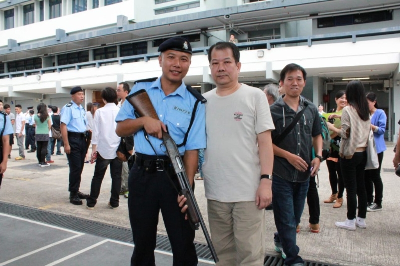 警员蔡家骏与父亲。 受访者提供 警员蔡家骏与父亲。 受访者提供