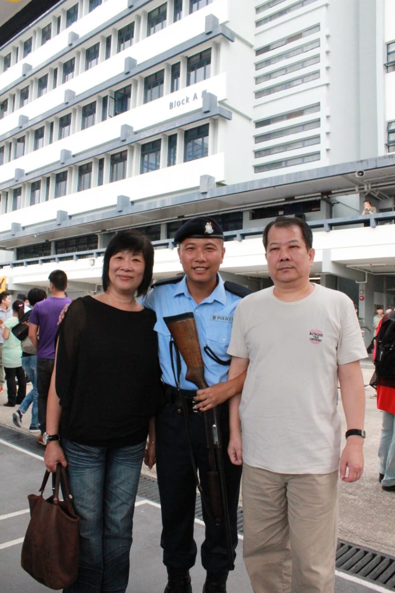 警员蔡家骏(中)与父母合照。 受访者提供 警员蔡家骏(中)与父母合照。 受访者提供