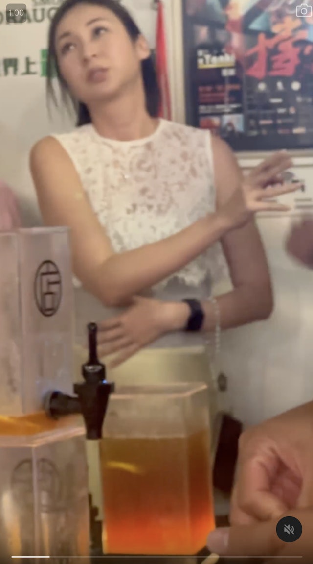 庄思敏在室内吸烟。 庄思敏在室内吸烟。