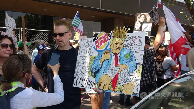 洛杉矶万人声援“不要国王” 洛杉矶万人声援“不要国王”