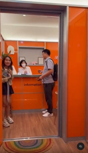 梁懿婷片中的男子正要求酒店提供房间。 梁懿婷片中的男子正要求酒店提供房间。