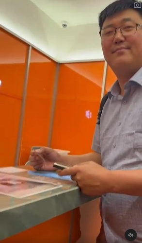 梁懿婷向酒店职员表示不认识该男子。 梁懿婷向酒店职员表示不认识该男子。