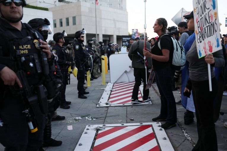 洛杉矶市中心反对移民与海关执法局突袭执法的示威活动。路透社 洛杉矶市中心反对移民与海关执法局突袭执法的示威活动。路透社