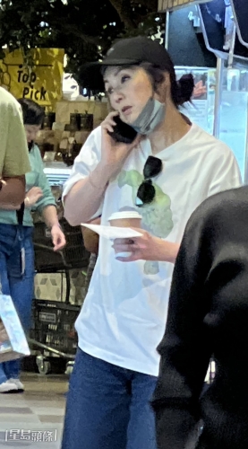 《星岛头条》捕捉到杨千嬅近日近调前往中环IFC的超级市场扫货,不时倾电话。 《星岛头条》捕捉到杨千嬅近日近调前往中环IFC的超级市场扫货,不时倾电话。