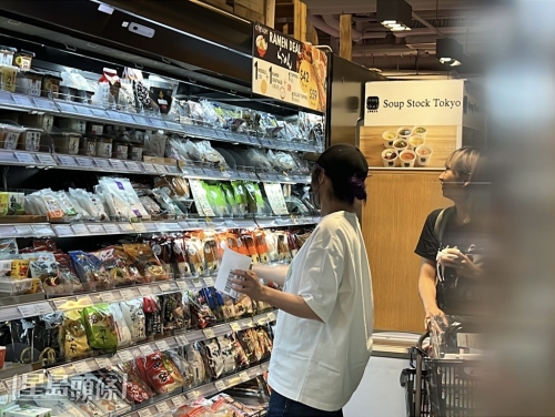 千嬅拣食物拣得非常仔细。 千嬅拣食物拣得非常仔细。