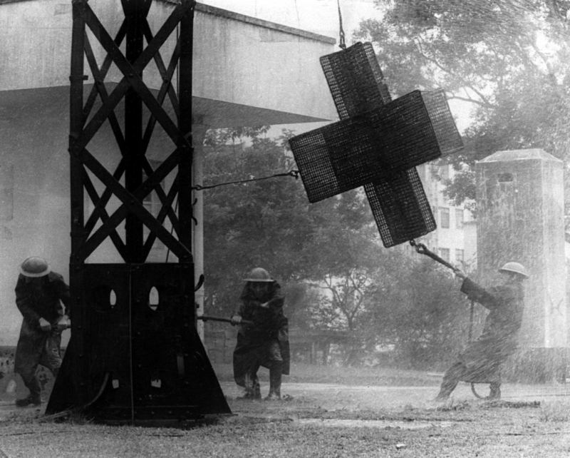 当年是以人手于天文台总部悬挂十号飓风信号。 天文台图片 当年是以人手于天文台总部悬挂十号飓风信号。 天文台图片