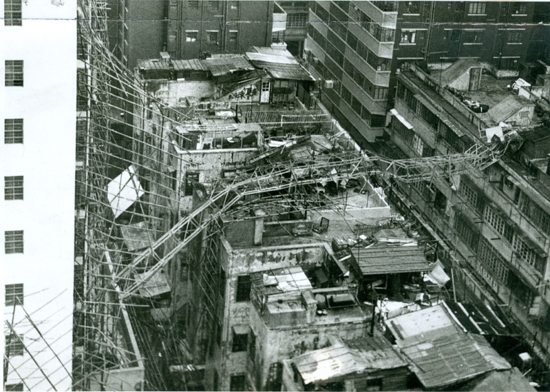 湾仔谢斐道有起重机被吹倒,搁在一栋唐楼上。 资料图片 湾仔谢斐道有起重机被吹倒,搁在一栋唐楼上。 资料图片