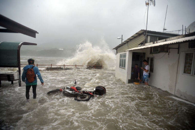 鲤鱼门一带严重水浸,海水涌入多间村屋及店铺,多名村民被水围困。 资料图片 鲤鱼门一带严重水浸,海水涌入多间村屋及店铺,多名村民被水围困。 资料图片