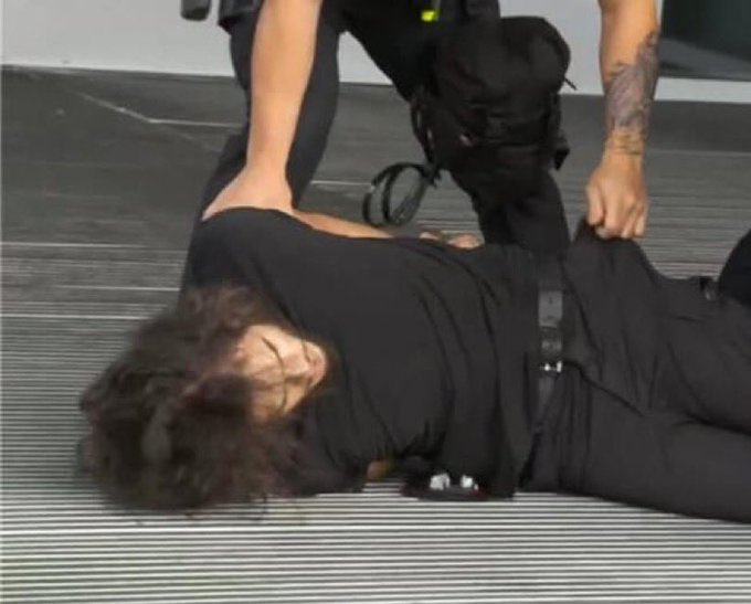 枪击疑犯被警方拘捕。 X@SarahisCensored 枪击疑犯被警方拘捕。 X@SarahisCensored