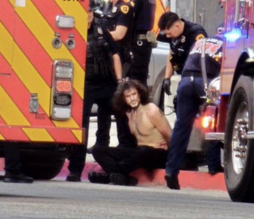 枪击疑犯被警方拘捕。 X@SarahisCensored 枪击疑犯被警方拘捕。 X@SarahisCensored