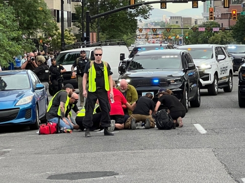 救援人员为受枪伤男子急救。 X@stockbella 救援人员为受枪伤男子急救。 X@stockbella