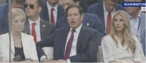 鲁比奥(中)被拍到正在打哈欠。 图源:社交平台X 鲁比奥(中)被拍到正在打哈欠。 图源:社交平台X