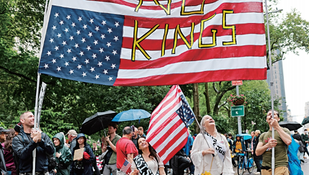 纽约“不要国王”示威数万人参加 纽约“不要国王”示威数万人参加